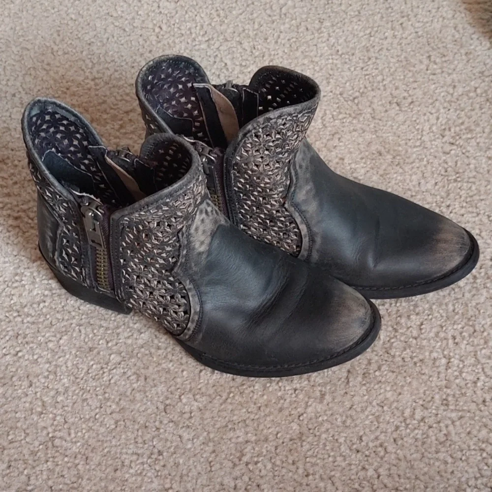 Circle G distressed black booties